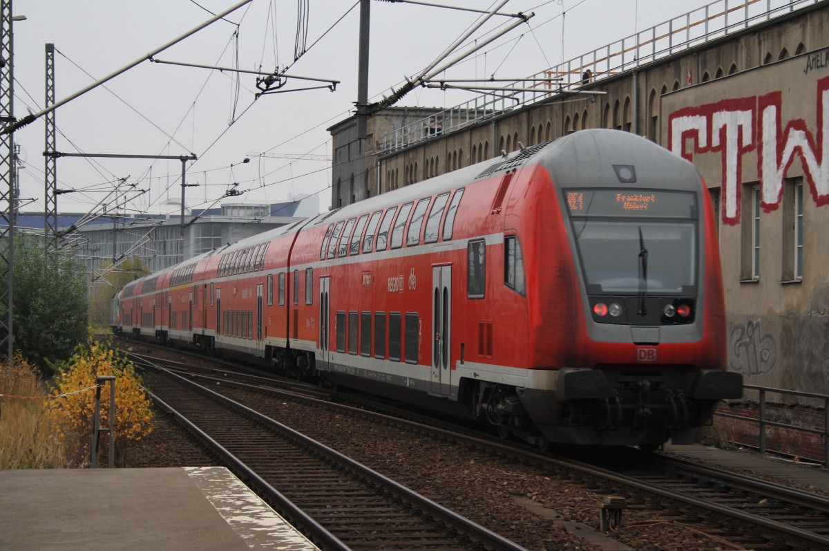 Hier ein RE1 (RE18115) von Magdeburg Hbf. nach Frankfurt(Oder), dieser Zug stand am 16.11.2013 in Berlin Ostbahnhof. Zuglok war 182 013.