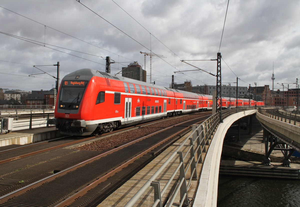 Hier ein RE1 (RE18116) von Frankfurt(Oder) nach Magdeburg Hbf., bei der Einfahrt am 15.3.2014 in Berlin Hbf. Schublok war 182 001.