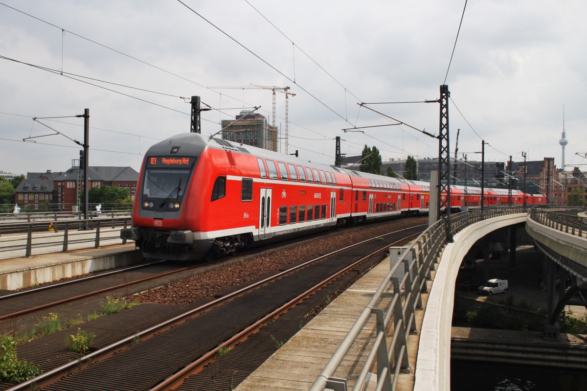 Hier ein RE1 (RE18116) von Frankfurt(Oder) nach Magdeburg Hbf., bei der Einfahrt am 14.7.2014 in Berlin Hbf. Schublok war 182 002.