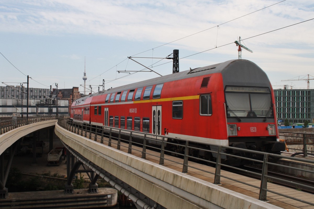 Hier ein RE1 (RE18117) von Magdeburg Hbf. nach Frankfurt(Oder), bei der Ausfahrt am 17.8.2013 aus Berlin Hbf. Zuglok war 112 113-6.