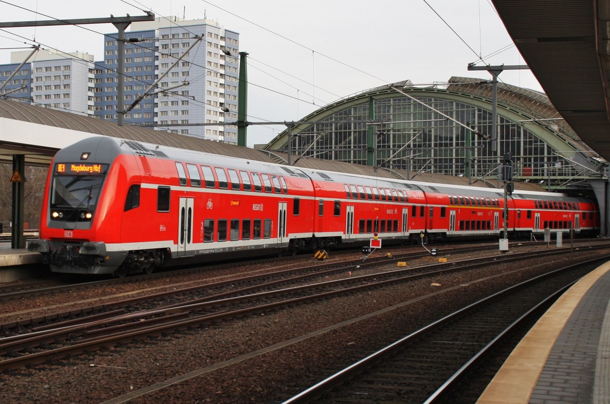 Hier ein RE1 (RE18122) von Frankfurt(Oder) nach Magdeburg Hbf., bei der Ausfahrt am 4.1.2014 aus Berlin Ostbahnhof. Zuglok war 182 011. 