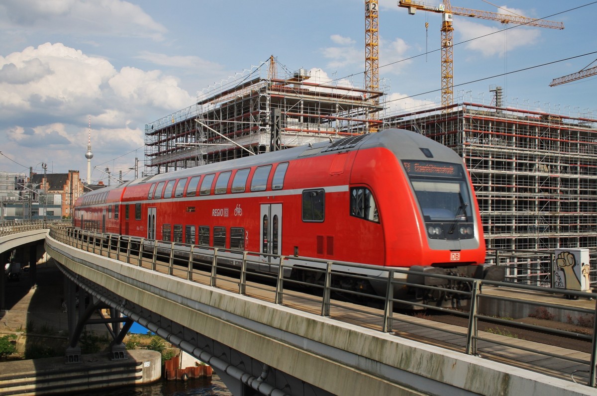 Hier ein RE1 (RE18125) von Magdeburg Hbf. nach Eisenhüttenstadt, bei der Ausfahrt am 27.6.2014 aus Berlin Hbf. Zuglok war 182 013.
