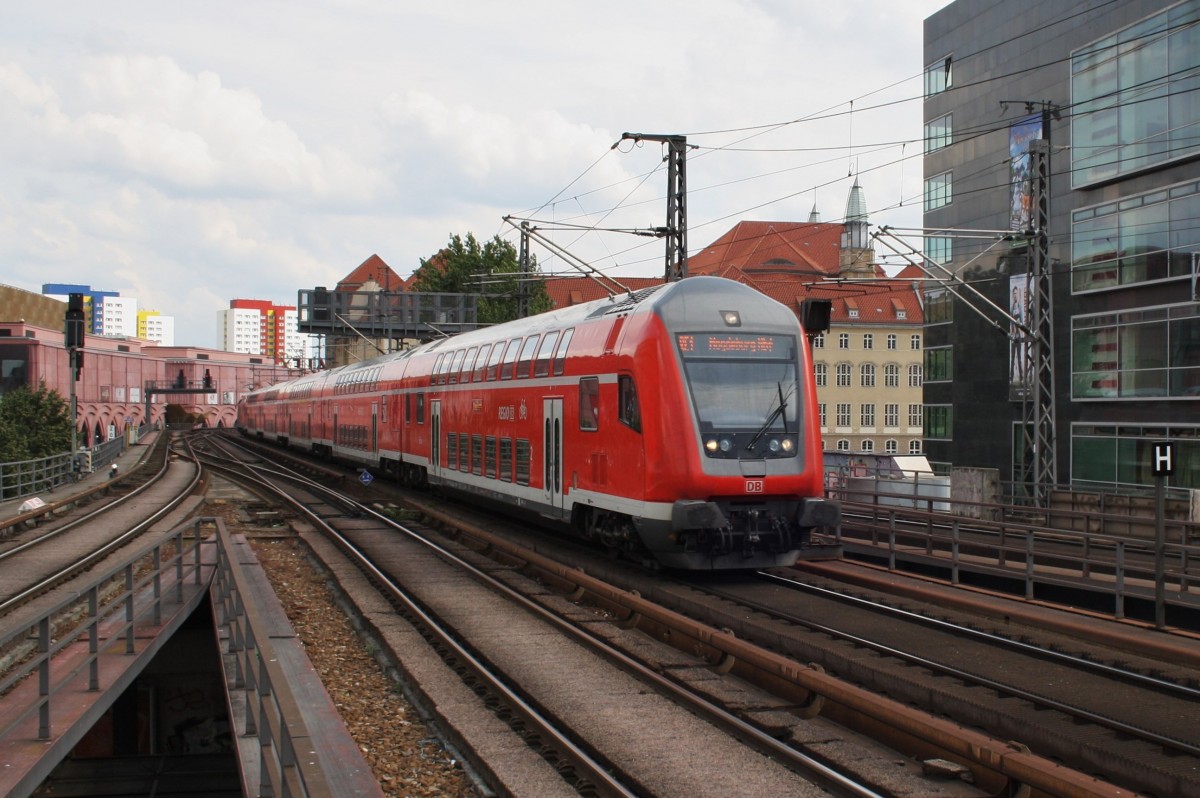Hier ein RE1 (RE18126) von Frankfurt(Oder) nach Magdeburg Hbf., bei der Einfahrt am 28.6.2014 in Berlin Alexanderplatz. Schublok war 182 014.