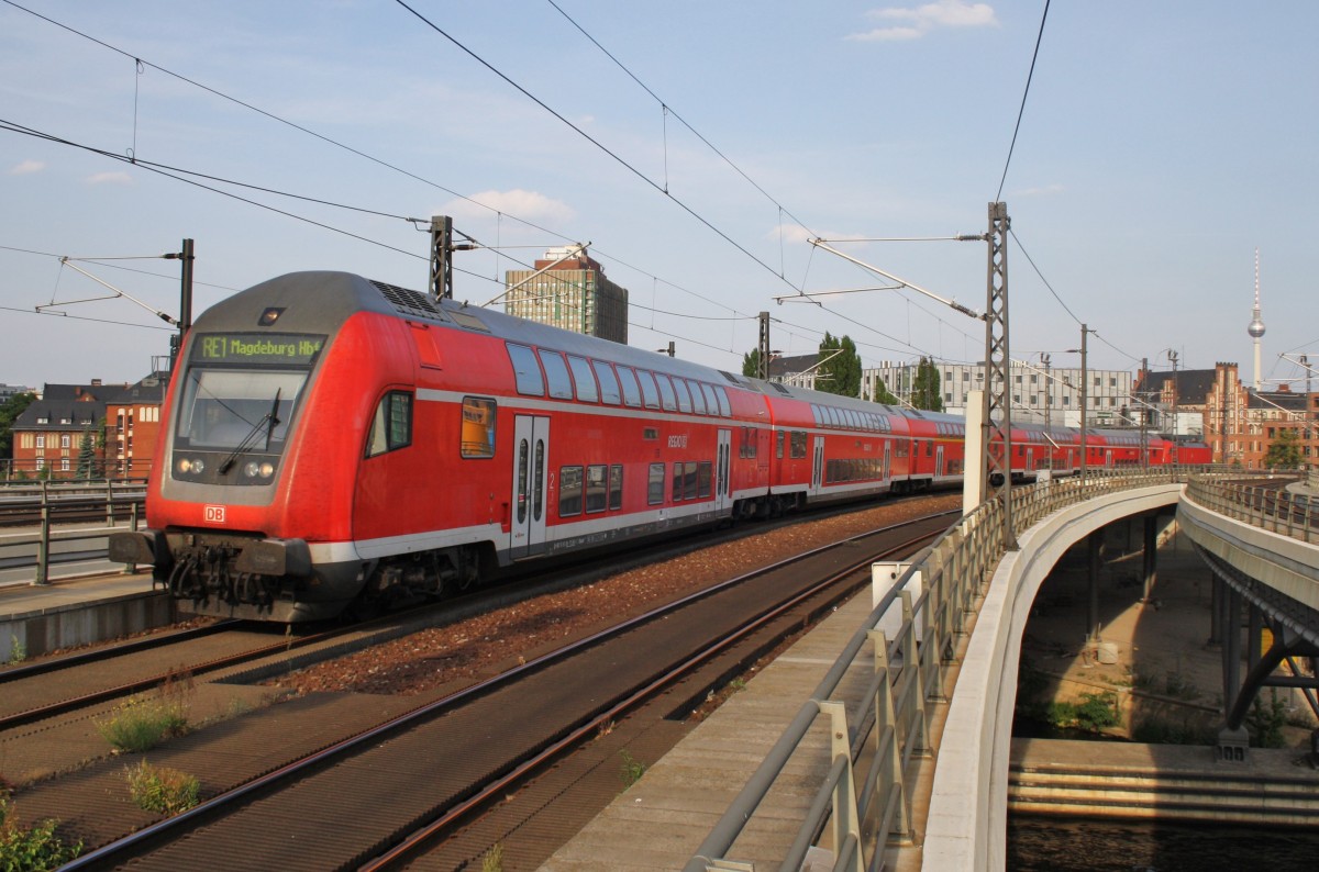 Hier ein RE1 (RE18130) von Frankfurt(Oder) nach Magdeburg Hbf., bei der Einfahrt am 27.7.2013 in Berlin Hbf. Schublok war 182 005. 
