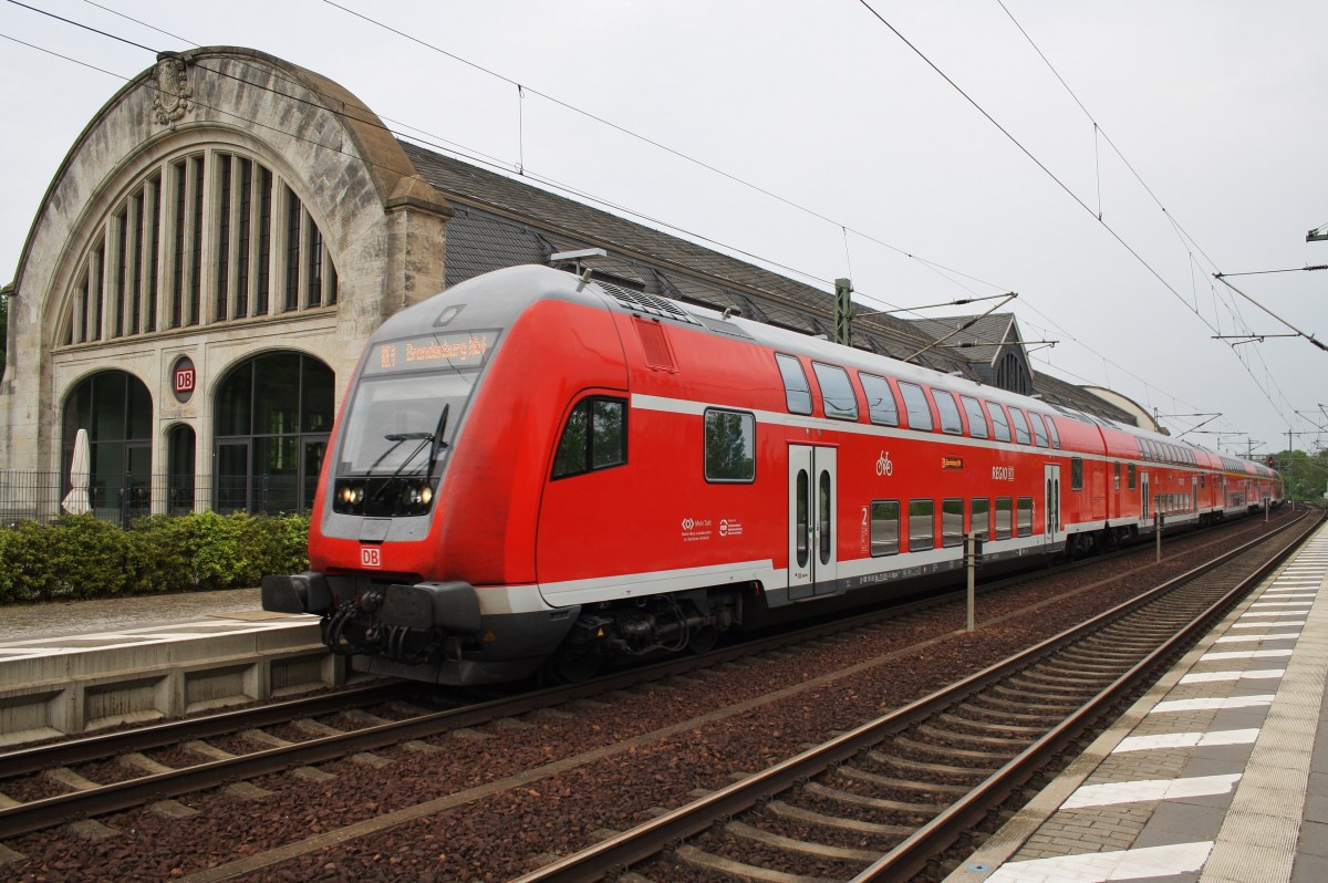 Hier ein RE1 (RE18172) von Frankfurt(Oder) nach Brandenburg Hbf., bei der Ausfahrt am 1.5.2014 aus Potsdam Park Sanssouci. Schublok war 182 002. 