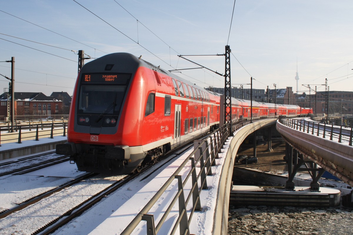 Hier ein RE1 (RE18175) von Brandenburg Hbf. nach Frankfurt(Oder), bei der Ausfahrt am 1.2.2014 aus Berlin Hbf. Zuglok war 182 001.
