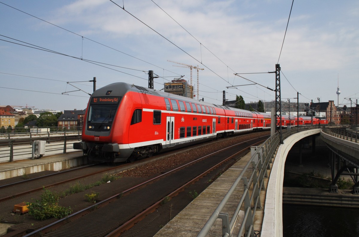 Hier ein RE1 (RE18176) von Frankfurt(Oder) nach Brandenburg Hbf., bei der Einfahrt am 6.9.2014 in Berlin Hbf. Schublok war 182 008.