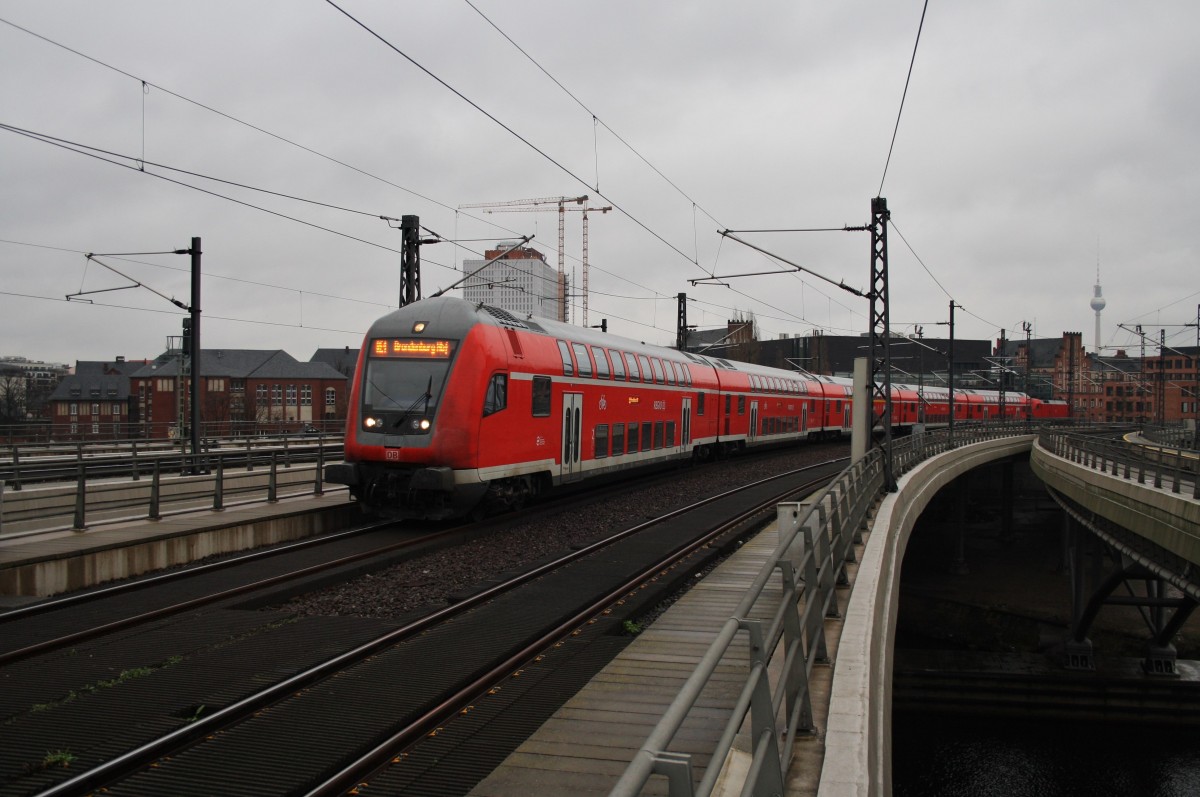Hier ein RE1 (RE18176) von Frankfurt(Oder) nach Brandenburg Hbf., bei der Einfahrt am 18.12.2015 in Berlin Hbf. Schublok war 182 012. 