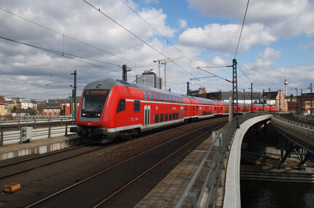 Hier ein RE1 (RE18178) von Frankfurt(Oder) nach Brandenburg Hbf., bei der Einfahrt am 6.4.2015 in Berlin Hbf. Schublok war 182 011.