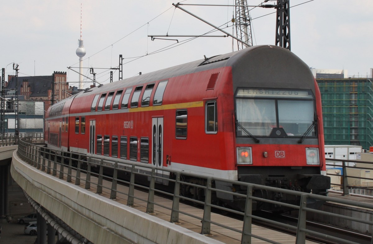 Hier ein RE1 (RE18183) von Brandenburg Hbf. nach Frankfurt(Oder), bei der Ausfahrt am 26.7.2013 aus Berlin Hbf. Zuglok war 112 117-7.