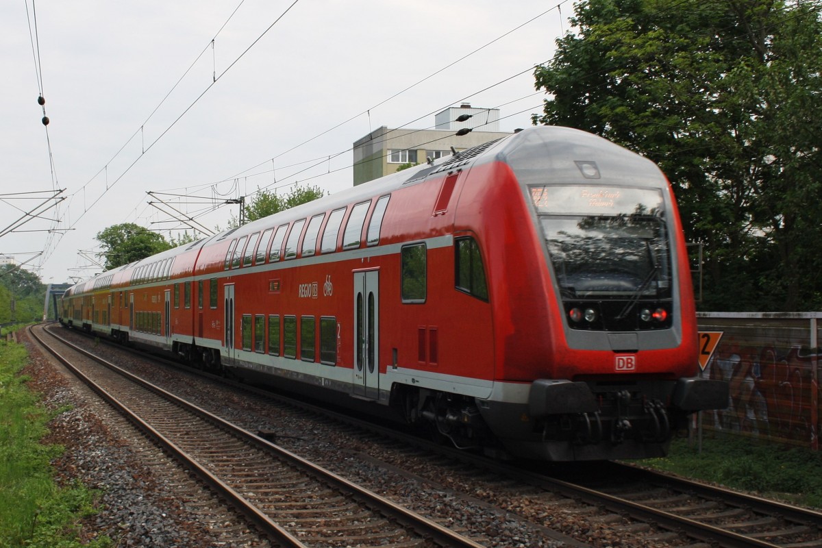 Hier ein RE1 (RE18183) von Brandenburg Hbf. nach Frankfurt(Oder), bei der Ausfahrt am 1.5.2014 aus Potsdam Charlottenhof. Zuglok war 182 002.