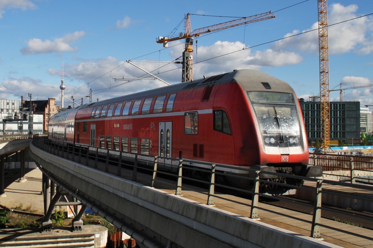 Hier ein RE1 (RE18185) von Brandenburg Hbf. nach Berlin Ostbahnhof, bei der Ausfahrt am 29.9.2013 aus Berlin Hbf. Zuglok war 182 013. 