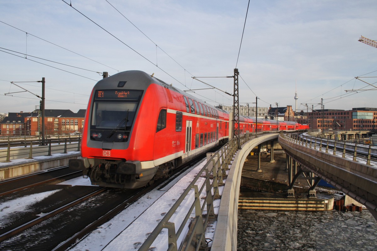 Hier ein RE1 (RE18185) von Brandenburg Hbf. nach Frankfurt(Oder), bei der Ausfahrt am 1.2.2014 aus Berlin Hbf. Zuglok war 182 001.