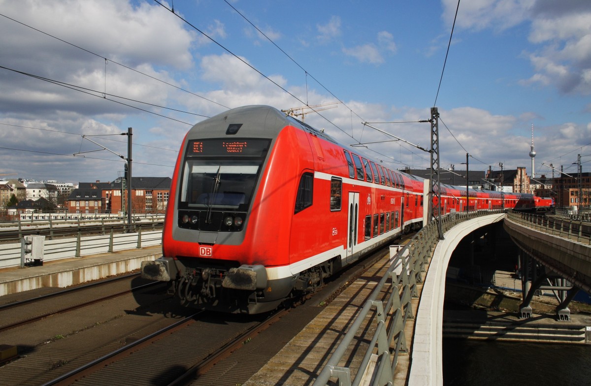 Hier ein RE1 (RE18185) von Brandenburg Hbf. nach Frankfurt(Oder), bei der Ausfahrt am 6.4.2015 aus Berlin Hbf. Zuglok war 182 008. 