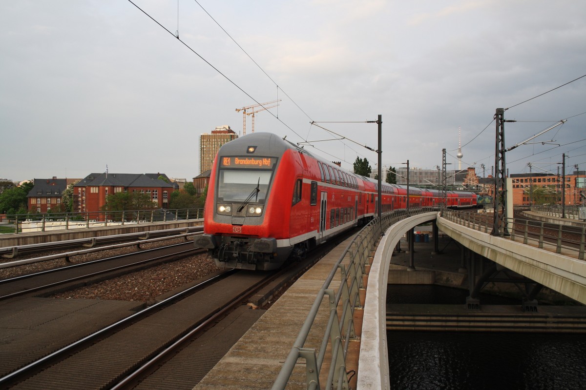 Hier ein RE1 (RE18188) von Frankfurt(Oder) nach Brandenburg Hbf., bei der Einfahrt am 1.5.2014 in Berlin Hbf. Schublok war 182 013. 