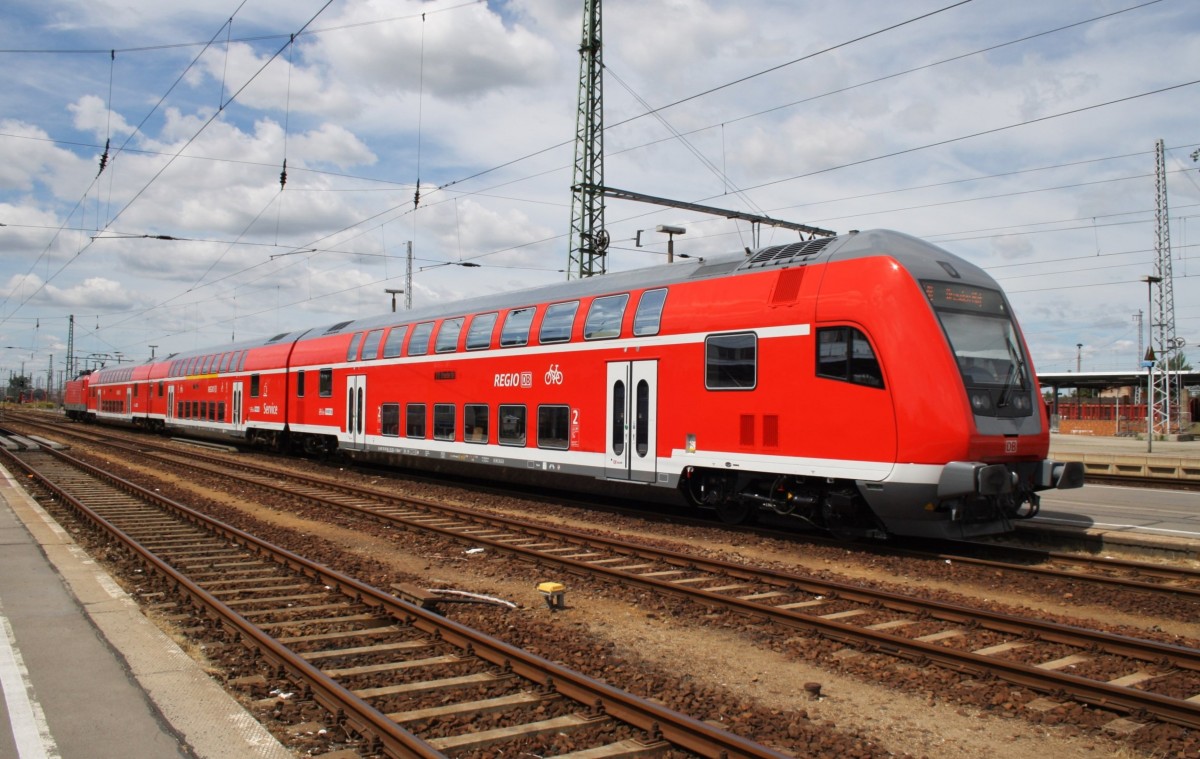 Hier ein RE18 (RE18409) von Cottbus nach Dresden Hbf., bei der Ausfahrt am 19.7.2013 aus Cottbus. Zuglok war 112 121.