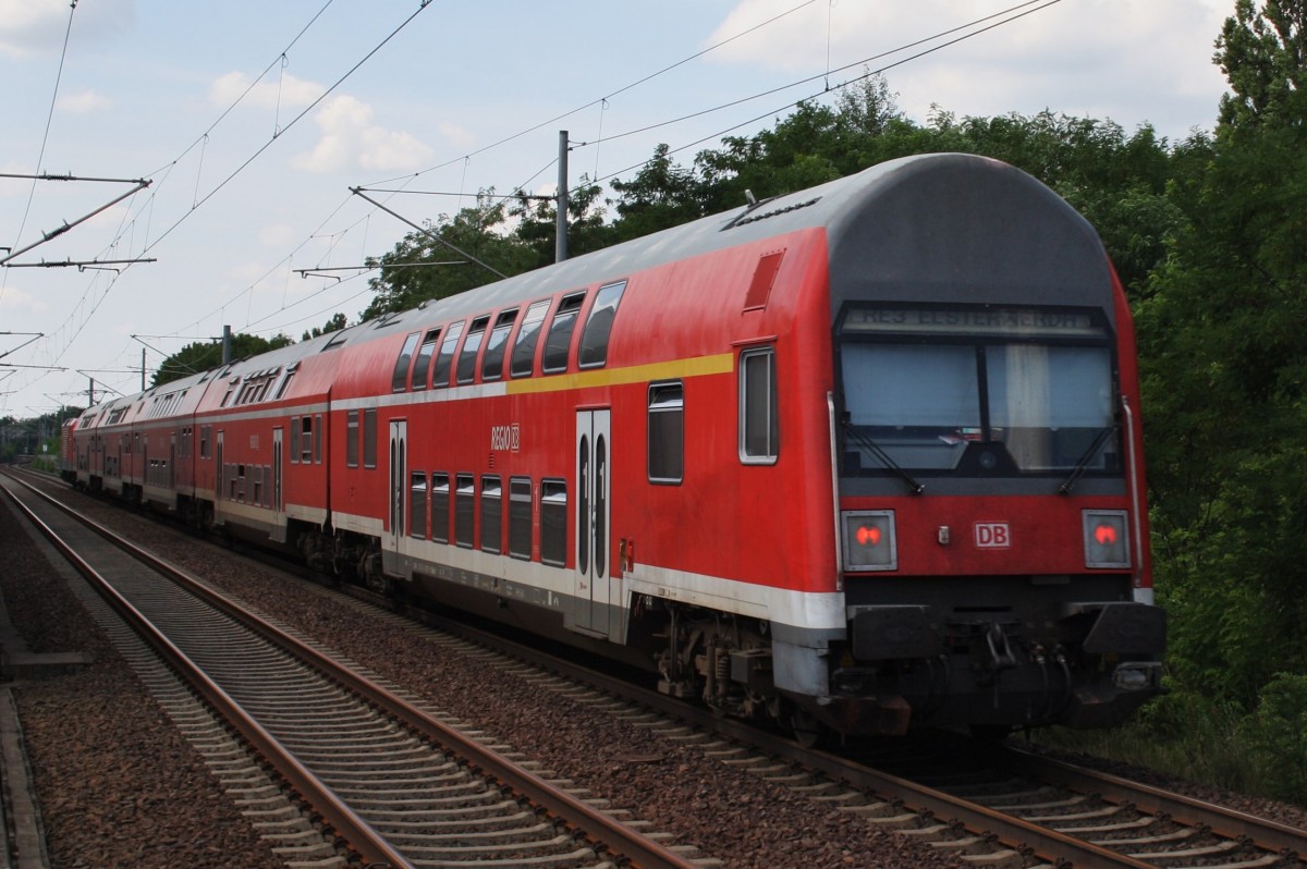 Hier ein RE3 (RE18309) von Stralsund Hbf. nach Elsterwerda, bei der Ausfahrt am 22.7.2014 aus Berlin Lichterfelde Ost. Zuglok war 112 118.