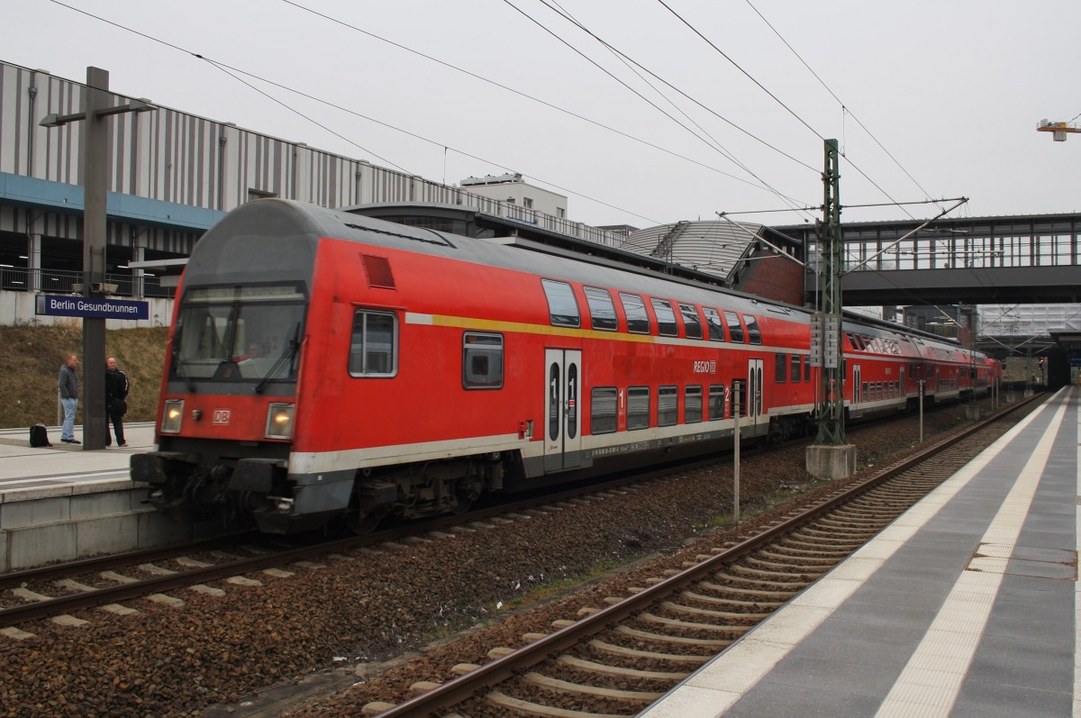 Hier ein RE3 (RE18314) von Elsterwerda nach Stralsund Hbf., bei der Ausfahrt am 28.3.2014 aus Berlin Gesundbrunnen. Schublok war 112 186. 