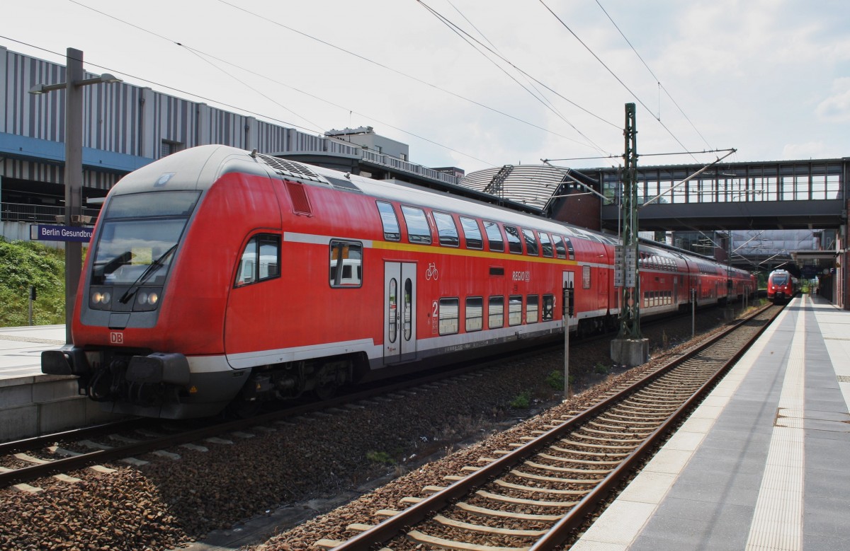 Hier ein RE3 (RE18314) von Elsterwerda nach Stralsund Hbf., bei der Ausfahrt am 27.6.2014 aus Berlin Gesundbrunnen. Schublok war 112 189.