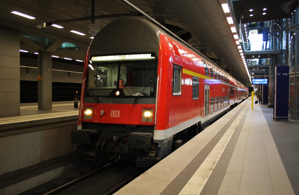 Hier ein RE3 (RE18336) von Berlin Hbf.(tief) nach Prenzlau, dieser Zug stand am 29.9.2013 in Berlin Hbf.(tief). Schublok war 112 185.
