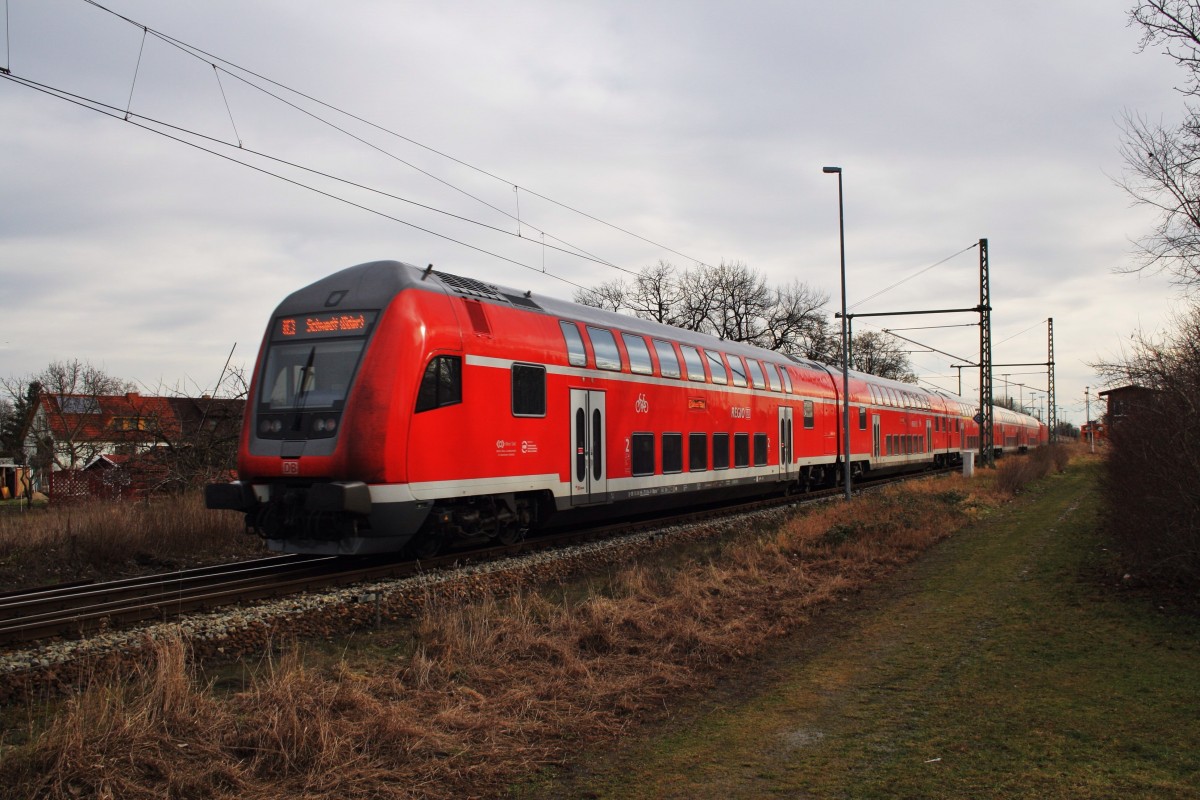 Hier ein RE3 (RE18346) von Wünsdorf-Waldstadt nach Schwedt(Oder), am 8.2.2014 zwischen Vierradener Chaussee und Helbigstraße in Schwedt(Oder). Zuglok war 112 120.