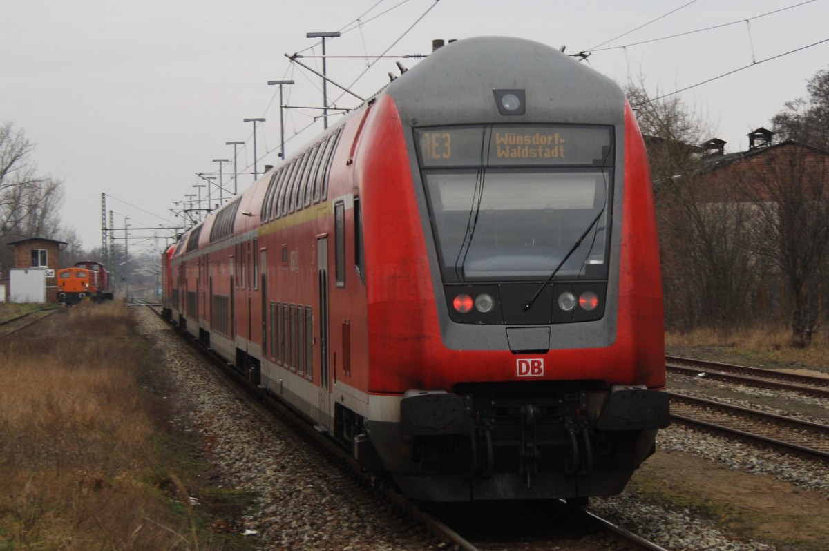 Hier ein RE3 (RE18349) von Schwedt(Oder) Hbf. nach Wünsdorf-Waldstadt, bei der Ausfahrt am 2.1.2014 aus Schwedt(Oder) Hbf. Zuglok war 112 108.