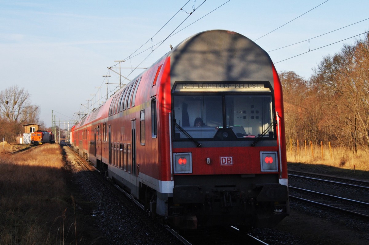 Hier ein RE3 (RE18349) von Schwedt(Oder) Hbf. nach Wünsdorf-Waldstadt, bei der Ausfahrt am 3.1.2014 aus Schwedt(Oder) Hbf. Zuglok war 112 113.

