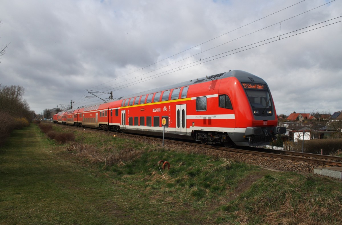 Hier ein RE3 (RE18350) von Wünsdorf-Waldstadt nach Schwedt(Oder), am 1.4.2015 zwischen Helbigstraße und Vierradener Chaussee in Schwedt(Oder). Schublok war 112 119.