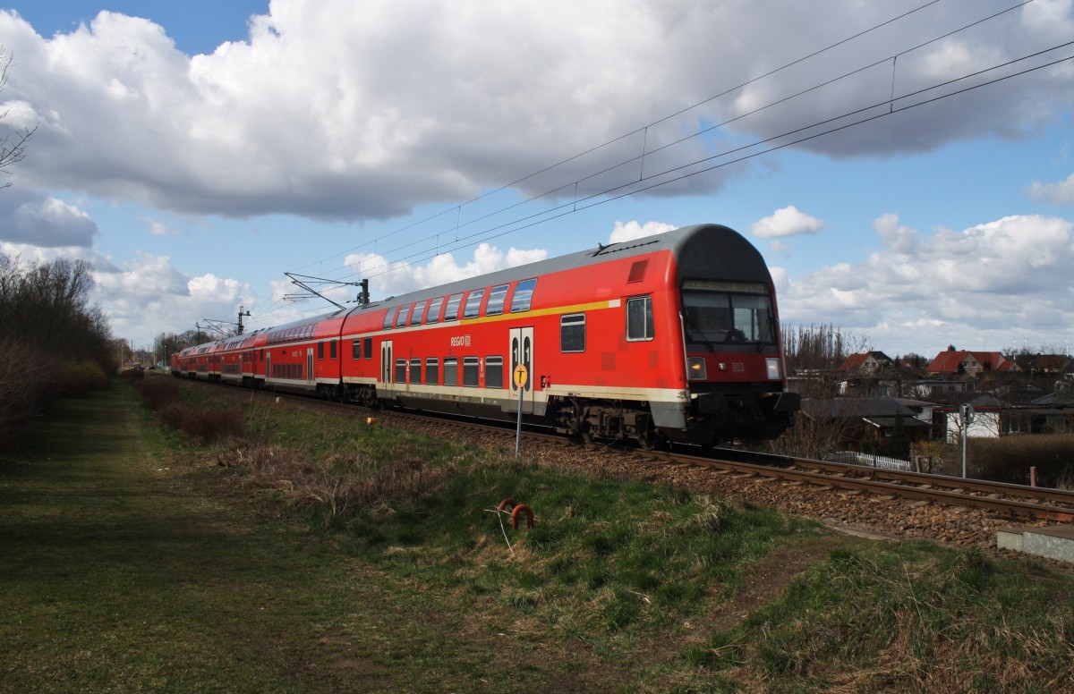 Hier ein RE3 (RE18350) von Wünsdorf-Waldstadt nach Schwedt(Oder), am 3.4.2015 zwischen Helbigstraße und Vierradener Chaussee in Schwedt(Oder). Schublok war 112 187.