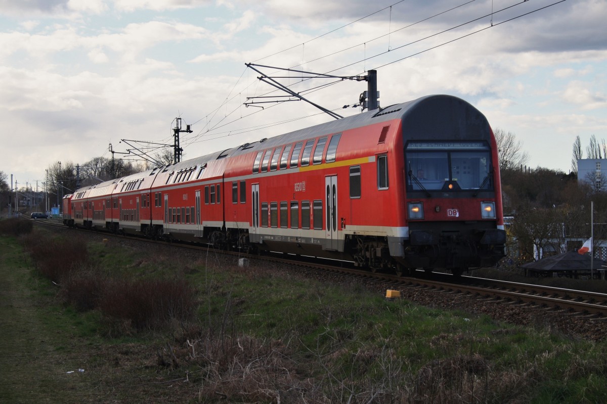 Hier ein RE3 (RE18352) von Wünsdorf-Waldstadt nach Schwedt(Oder), am 4.4.2015 zwischen Helbigstraße und Vierradener Chaussee in Schwedt(Oder). Schublok war 112 119.