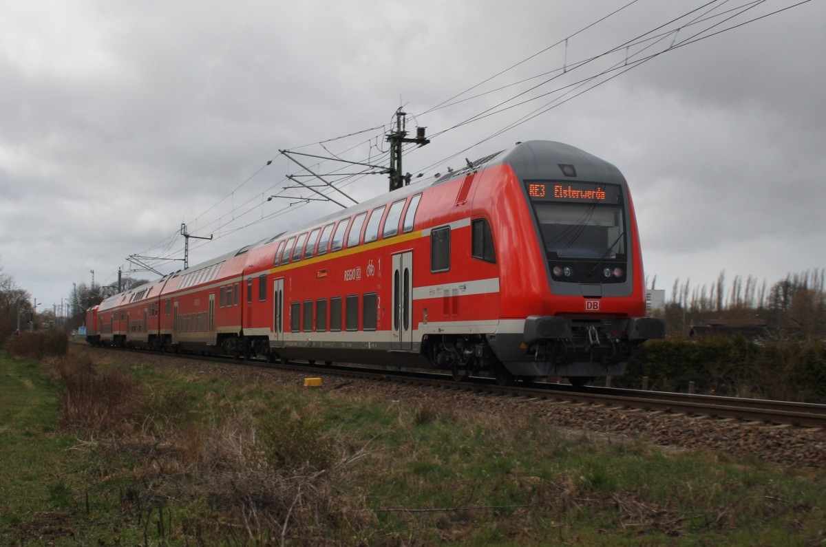 Hier ein RE3 (RE18353) von Schwedt(Oder) nach Elsterwerda, am 1.4.2015 zwischen Helbigstraße und Vierradener Chaussee in Schwedt(Oder). Zuglok war 112 119.