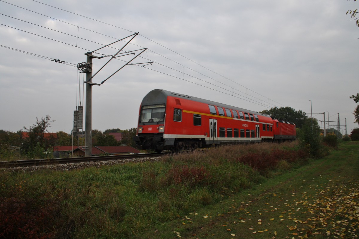 Hier ein RE3 (RE18391) von Schwedt(Oder) Hbf. nach Angermünde, am 9.10.2013 zwischen Vierradener Chaussee und Helbigstraße in Schwedt(Oder). Schublok war 143 641-9.