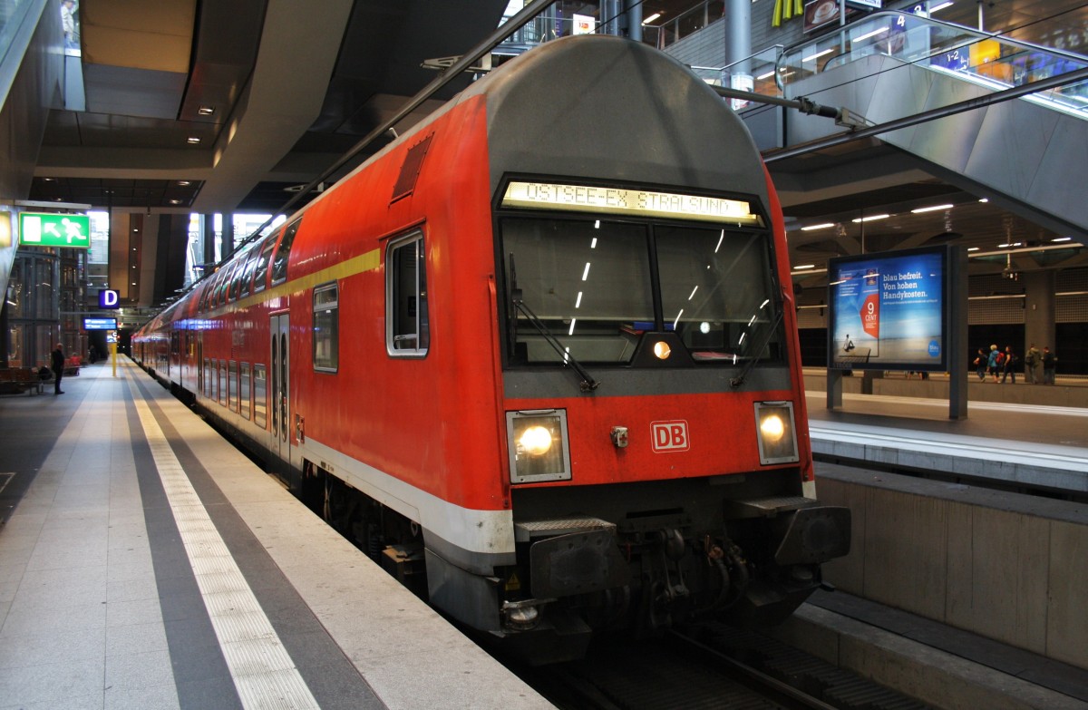Hier ein RE3 (RE18592)  Ostsee-Express  von Berlin Hbf.(tief) nach Stralsund Hbf., dieser Zug stand am 28.6.2014 in Berlin Hbf.(tief). Schublok war 143 812-6.