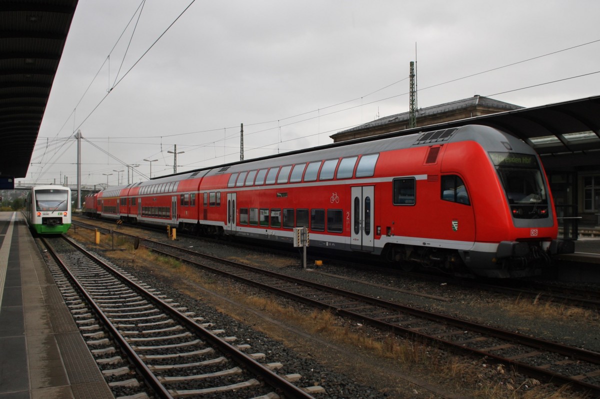 Hier ein RE3 (RE4773) von Hof Hbf. nach Dresden Hbf., bei der Einfahrt am 18.8.2014 in Hof Hbf. (Zuglok war 143 883)