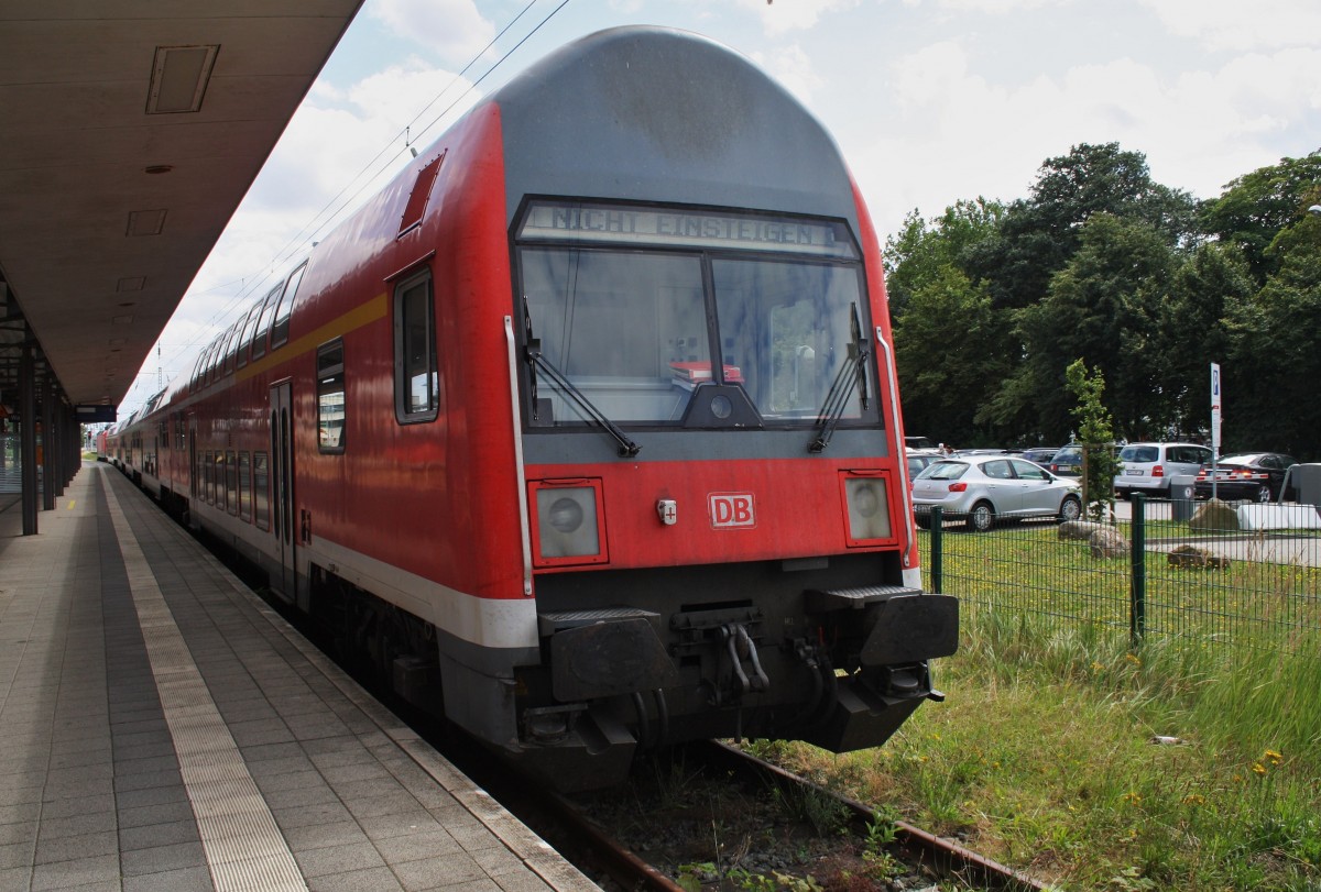 Hier ein RE5 (RE18590)  Warnemünde-Express  von Berlin Hbf. (tief) nach Warnemünde, dieser Zug stand am 26.7.2015 in Warnemünde. Schublok war 143 333-3.