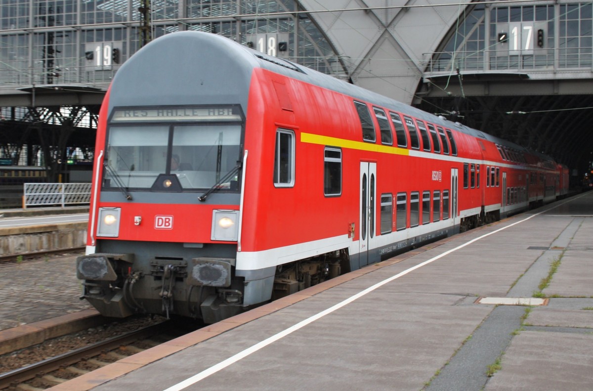Hier ein RE5 (RE26024) von Leipzig Hbf. nach Halle(Saale)Hbf., bei der Ausfahrt am 11.7.2013 aus Leipzig Hbf. (Geschoben hatte 143 639-3)