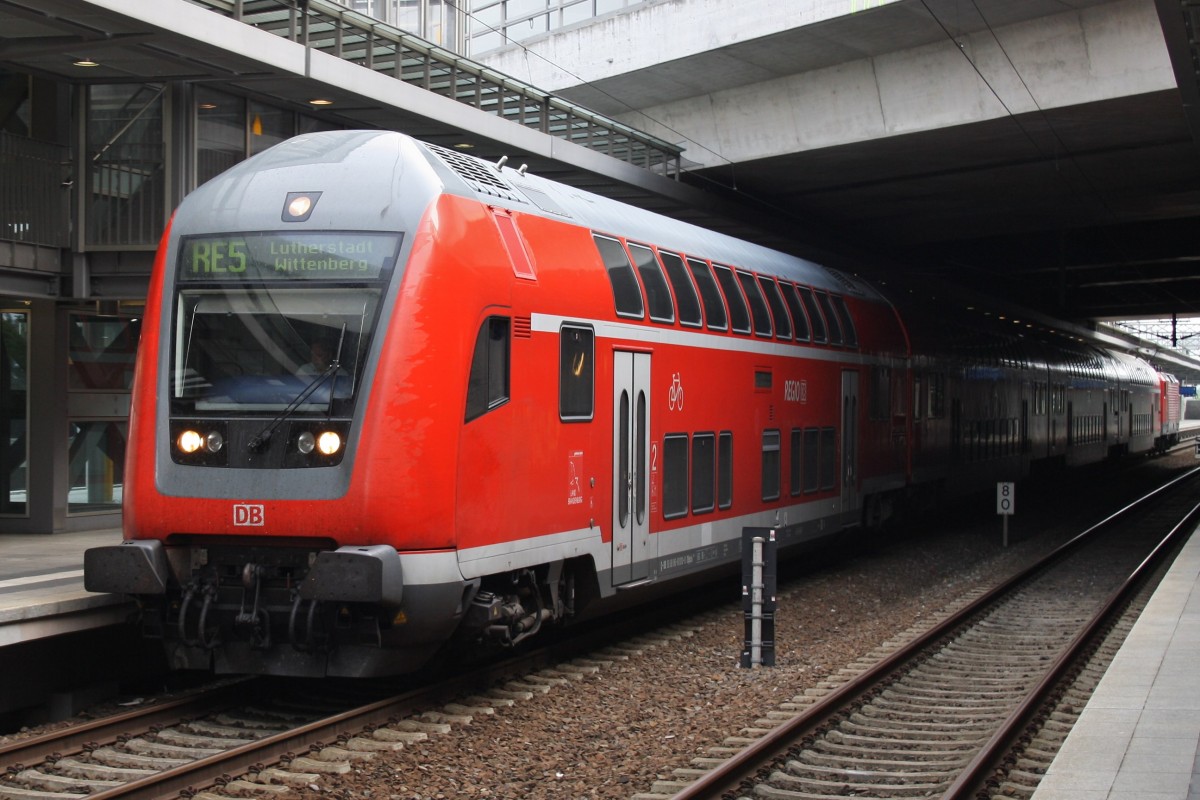 Hier ein RE5 (RE4353) von Berlin Hbf.(tief) nach Lutherstadt Wittenberg, bei der Ausfahrt am 28.6.2014 aus Berlin Südkreuz. Schublok war 112 104.