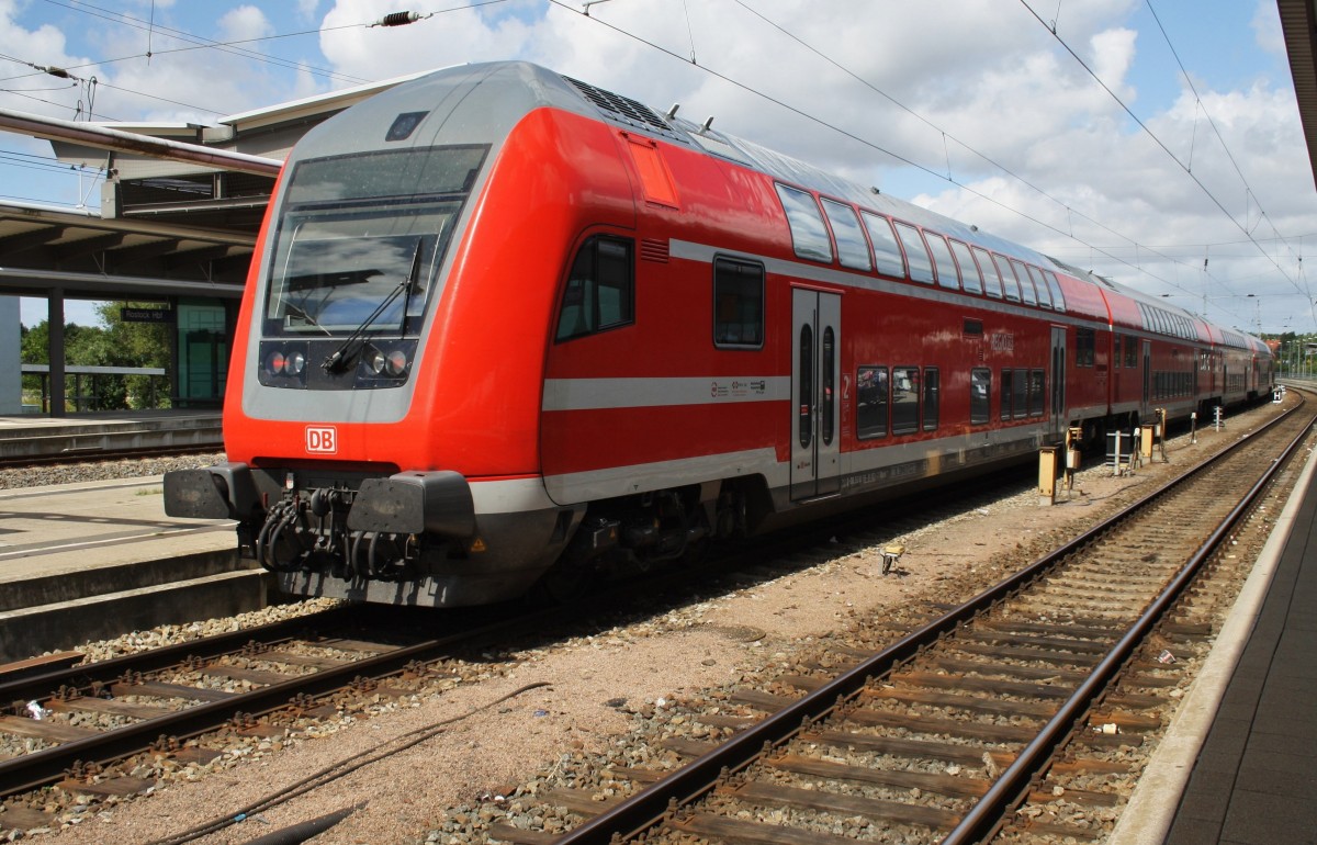 Hier ein RE5 (RE4361) von Rostock Hbf. nach Lutherstadt Wittenberg, dieser Zug stand am 26.7.2015 in Rostock Hbf. Schublok war 114 005.