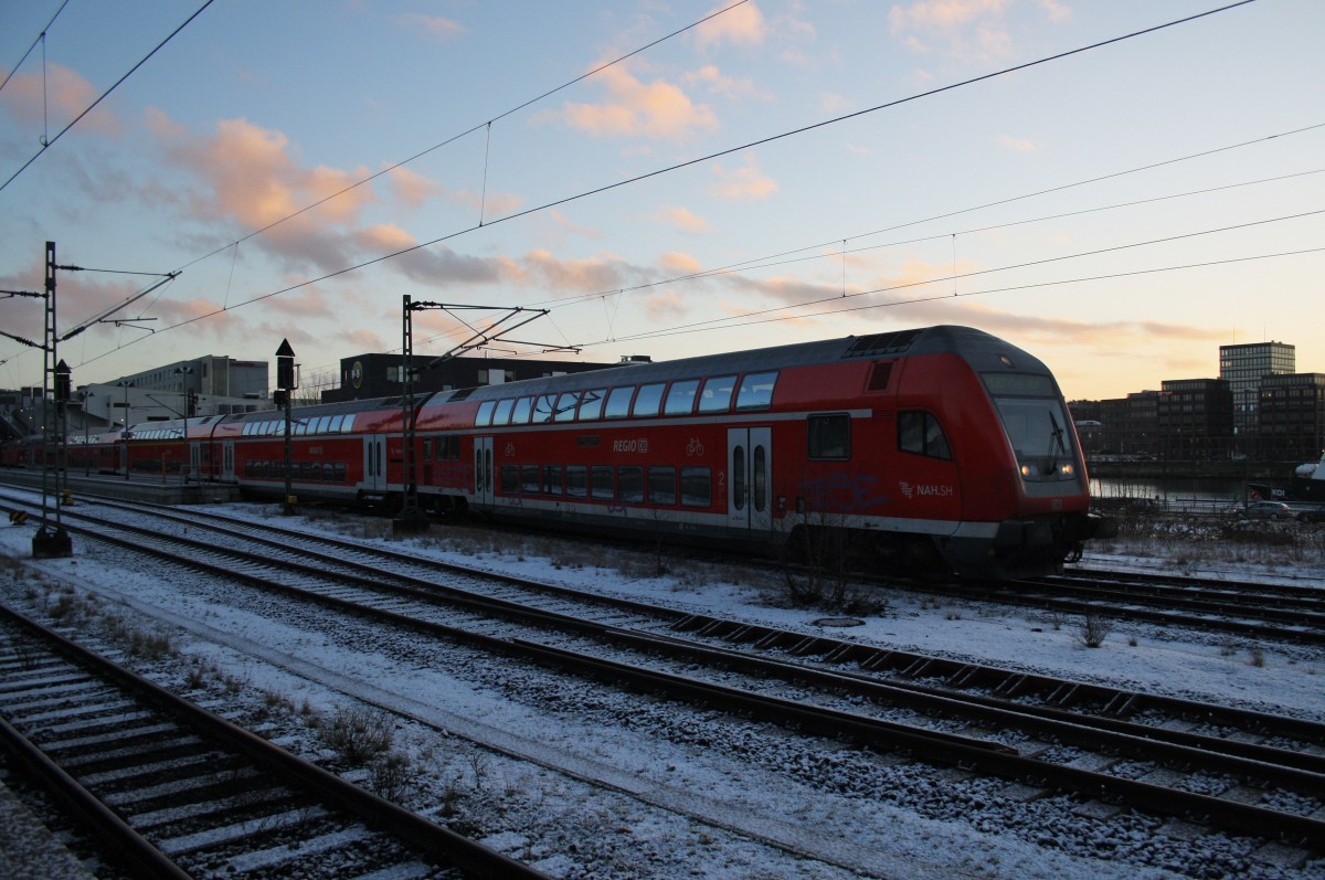 Hier ein RE83 (RE21602) von Lübeck Hbf. nach Kiel Hbf., bei der Ausfahrt am 24.2.2016 aus Kiel Hbf ins BW Kiel. Schublok war 218 470-3.