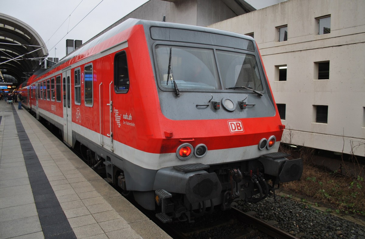 Hier ein RE83 (RE21629) von Kiel Hbf. nach Lübeck Hbf., dieser Zug stand am 11.2.2016 in Kiel Hbf. Schublok war 218 470-3.