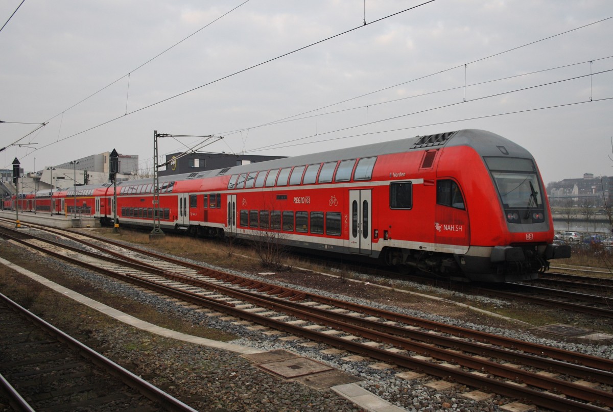 Hier ein RE83 (RE21629) von Kiel Hbf. nach Lübeck Hbf., bei der Einfahrt am 18.2.2016 in Kiel Hbf. Zuglok war 218 470-3.