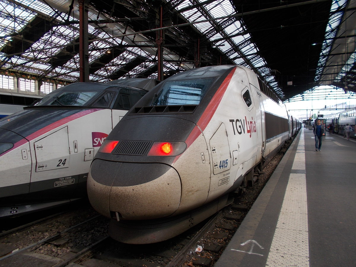 Hier ein TGV Pos (Nr.: 4415) der TGV Lyria im Sommer 2016 im Bahnhof Paris Gare de Lyon.
TGV Lyria ist eine Kooperation der Sncf (Französische Bahn) und der SBB (schweizerische Bundes Bahn), sie verbinden Frankreich mit schweizer Städten wie z.B. Genf, Lausanne, Zürich usw. mit Marseille oder Paris.
Foto: SignalGrün bzw. Signalgrün [Trainsptt] Fotos.