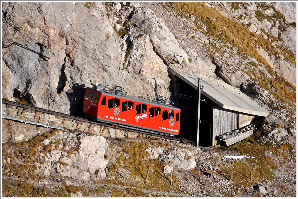 Hier ist ein Wagen auf Talfahrt (gesenkte Stromabnehmer) und verschwindet soeben im Fleimentunnel am Eingang zur Eselwand. (02.11.2014)