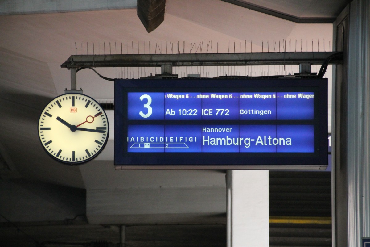 Hier ein Zugzielanzeiger am 7.3.14 in Kassel-Wilhelmshöhe der bei einem ICE nach Hamburg einen fehlenden Wagen 6 anzeigt.