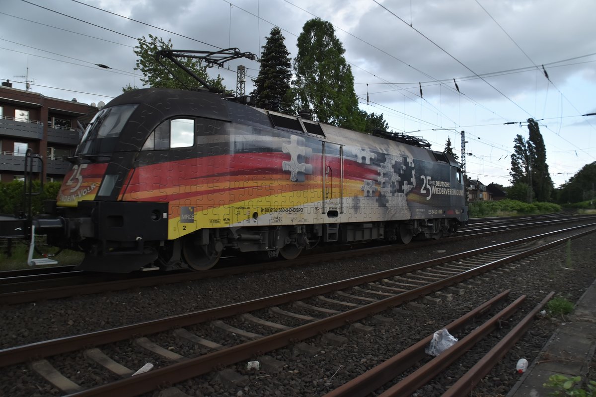 Hier einem Portrait der  Einheitslok  6182 560-3 die durch Rheydt Hbf gen Aachen West unterwegs war am Donnerstagabend den 21.6.2018 mit einem Silowagenzug.