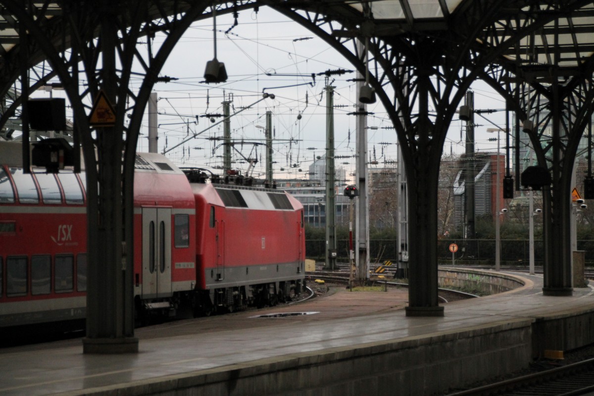 Hier die Einfahrt einer 120.2 mit ihrem RE9 in den Kölner Hbf am 21.12.13