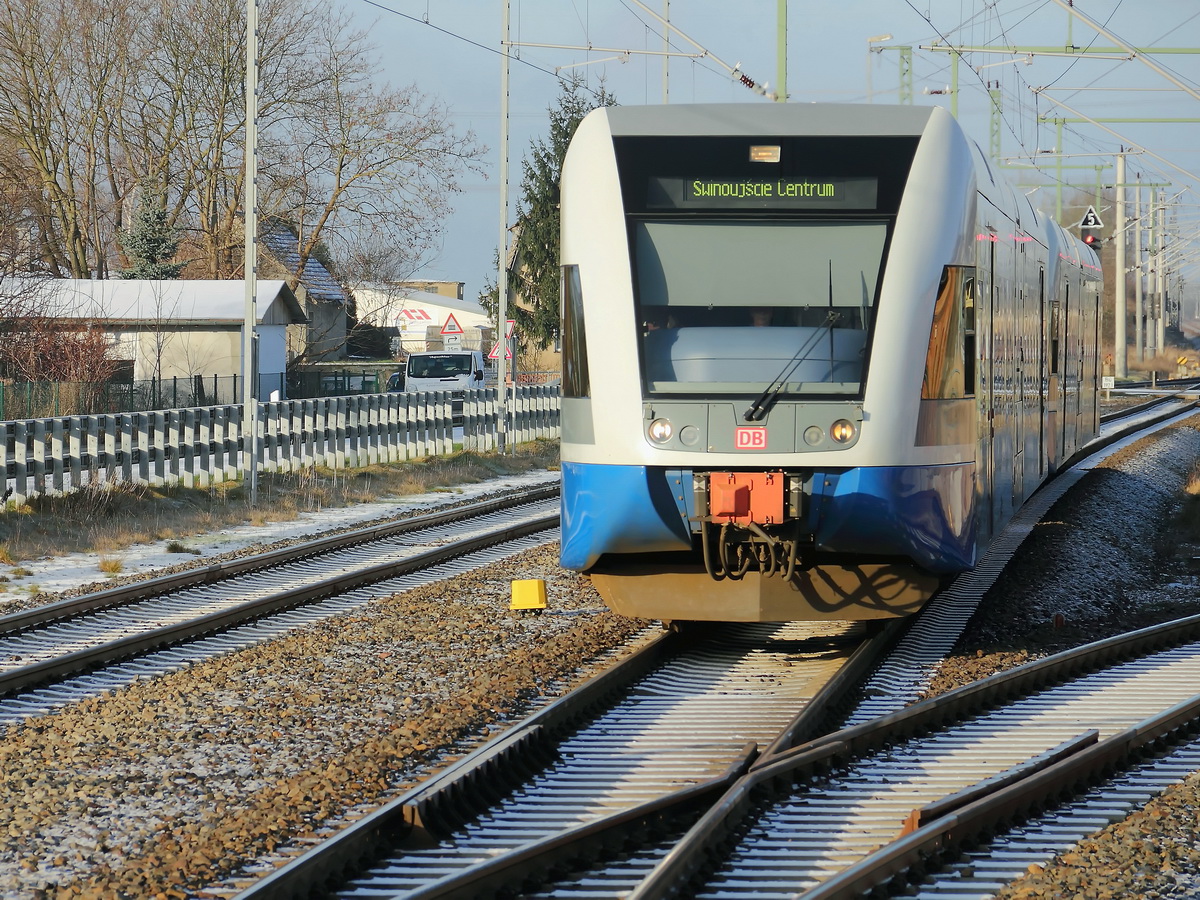 Hier Einfahrt zweier BR 646 als UBB 29421 nach Swinoujscie Centrum auf Gleis 2 in den Bahnhof Züssow am 27. Dezember 2014.

