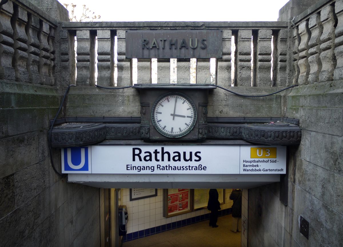 Hier der Eingang Rathausstraße zur Hamburger U-Bahnhaltestelle  Rathaus  - Baujahr 1912. 12.3.2014