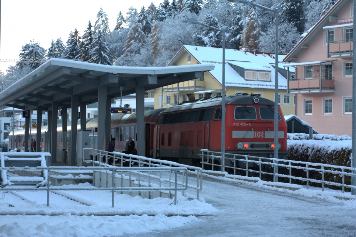 Hier eingefahren auf Gleis 3 in Fssen der RB 218 460-4 von Mnchen Hbf, Ankunft planmig auch bei winterlichen Schienenverhltnissen um 15:56 Uhr,25.11.2013,16:06 Uhr 