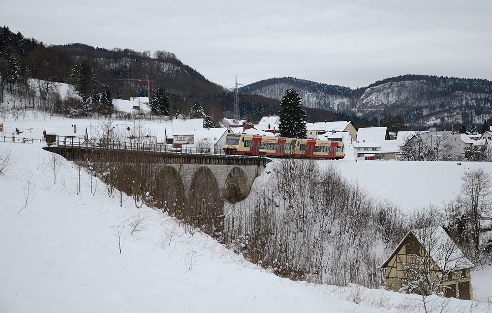 Hier einmal eine etwas unbekanntere Perspektive des Lautlinger Viadukts an der KBS 766. VT 214 und 216 sind am 2. Januar 1015 als HzL 88309 auf dem Weg von Tübingen nach Albstadt-Ebingen.